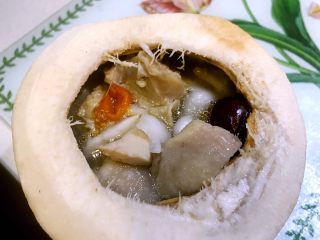 16、海参椰子鸡,一部分盛入椰壳中