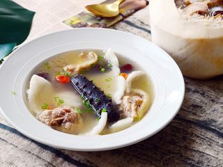 17、海参椰子鸡,一部分盛入汤碗中即可