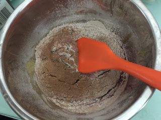 8、爱心小蛋糕,把混合粉类筛入混合好的蛋液中