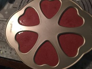 11、爱心小蛋糕,把面糊倒入模具中