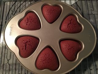 12、爱心小蛋糕,放入预热好的烤箱160度烤30-35分钟，出炉