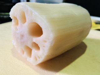 1、糖醋藕丁,藕洗净，买了削完皮的藕；