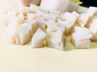 3、糖醋藕丁,在切丁；