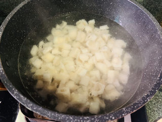 6、糖醋藕丁,藕丁煮5分钟左右，大概就熟了；