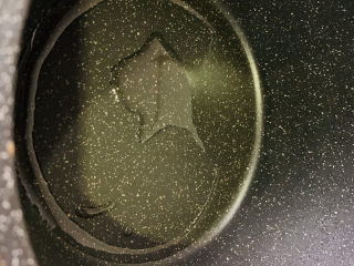 15、糖醋藕丁,锅里加1勺油，热锅；