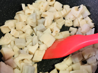 16、糖醋藕丁,倒入藕丁，大火炒香；