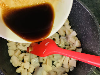 17、糖醋藕丁,加调好的料汁，翻炒均匀，煮一会；