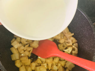 18、糖醋藕丁,加水淀粉，快速炒均匀；