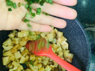 19、糖醋藕丁,加葱粒，翻炒，出锅；