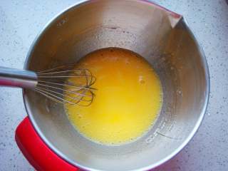 4、红枣紫薯戚风蛋糕,搅拌均匀。