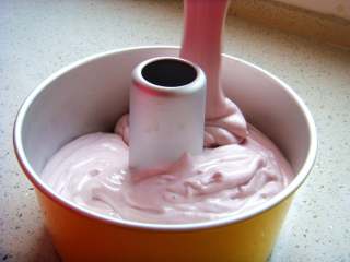 13、红枣紫薯戚风蛋糕,倒入模具中八分满。在台面上镇出气泡。