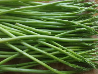 4、蚝油草菇炒芦笋,芦笋掐取掉后面老柴的部分洗净然后切寸段