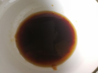 6、蚝油草菇炒芦笋,蚝油要用到一汤勺甚至更多一点的量。倒入碗中后加水不能多，稀释的作用目的是在锅里不容易糊锅而且能更好的包裹住锅里的草菇和芦笋。