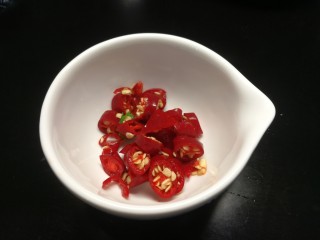 7、蚝油草菇炒芦笋,小米椒切段