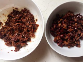 2、红枣蛋糕,煮熟后，一半捣成泥，一半切成小碎块