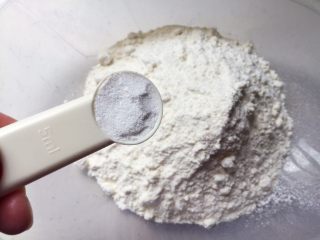 4、红枣蛋糕,低粉里加入5ml的泡打粉