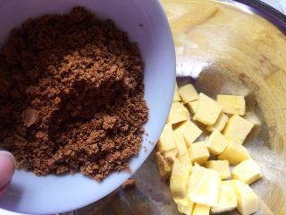 5、红枣蛋糕,黄油室温软化后，加红糖、加盐，用打蛋器打发至体积膨大，呈羽毛状