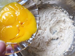 6、红枣蛋糕,一个一个地加入蛋黄，每次都必须等蛋黄和黄油充分混合仔加下一个