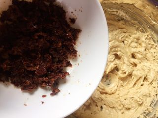 7、红枣蛋糕,然后加红枣泥，用橡皮刮刀拌匀