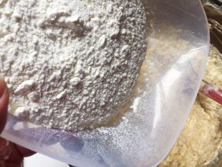 10、红枣蛋糕,面粉和泡打粉混合过筛后，倒入黄油糊里，用橡皮刮刀翻拌均匀