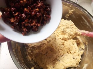 11、红枣蛋糕,倒入切碎的红枣碎，拌匀