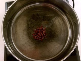 6、麻辣藕丁,锅内加入大豆色拉油烧热后加入花椒粒，煸炒1分钟