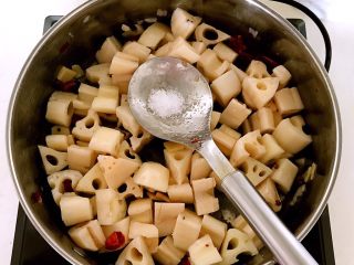 11、麻辣藕丁,加入味精，翻炒均匀