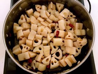 12、麻辣藕丁,麻辣藕丁炒好了