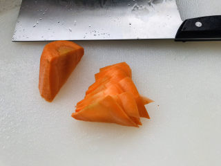 2、菠菜木耳炒鸡蛋,胡萝卜切薄片，点缀用，不必太多；