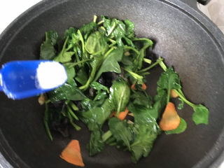 15、菠菜木耳炒鸡蛋,翻炒均匀，加入适量白糖；