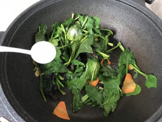 16、菠菜木耳炒鸡蛋,加入适量盐调味，炒1分钟；