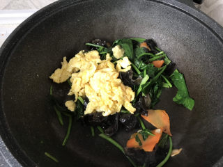 17、菠菜木耳炒鸡蛋,加入炒好的鸡蛋翻炒均匀即可出锅；