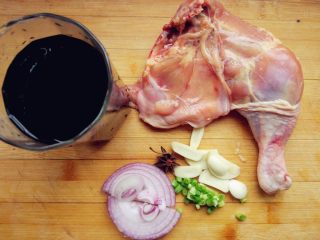 1、可乐鸡块,鸡腿洗净，用刀刮去多余的肥油。蒜切片，切葱花儿洋葱，备好其他材料