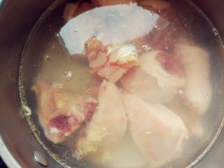 2、可乐鸡块,鸡腿剁大块，冷水入锅，煮沸焯水撇去浮沫，沥净备用