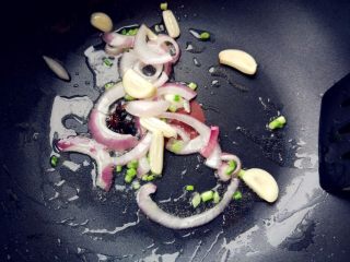 3、可乐鸡块,热锅热油，爆香葱蒜、洋葱、八角