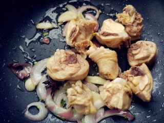 4、可乐鸡块,下鸡块，翻炒片刻，表面稍有焦痕，鸡皮的油炒出来一些比较香