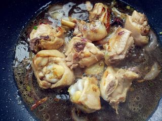 5、可乐鸡块,加可乐、水、料酒、盐、姜粉、老抽拌匀，小火炖