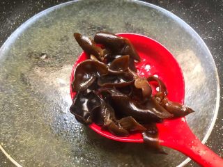 6、荷塘小炒,把浸泡好的木耳放入焯烫1分钟,焯好捞出来冲洗干净待用。