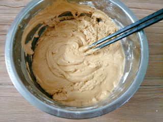 4、红糖年糕,搅拌均匀成可以流动的米浆