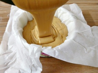 6、红糖年糕,碗铺一个油纸比较容易脱模,倒入米浆