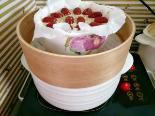 9、红糖年糕,放入蒸笼上锅蒸熟