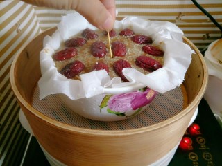 10、红糖年糕,用牙签插入中间带不出米糊即可,放凉后再脱模