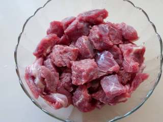 1、牛腩白萝卜煲汤,牛腩洗净切块，我把筋膜几乎都去掉了，买的一斤多肉，去完就剩下400克左右。