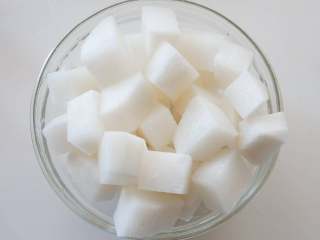 2、牛腩白萝卜煲汤,白萝卜半根，切块。