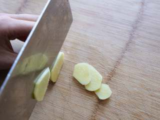 3、牛腩白萝卜煲汤,切些姜片和大葱段，再切一些葱末备用。