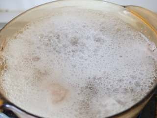 4、牛腩白萝卜煲汤,牛腩冷水下锅，加葱段和姜，开大火，煮出血沫，用勺子捞干净。