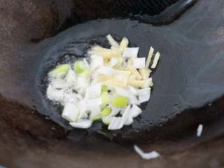 5、牛腩白萝卜煲汤,另起火，放油，油热后下入葱末和姜，煸香。