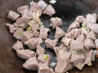 6、牛腩白萝卜煲汤,牛肉煮好后直接捞出下锅。