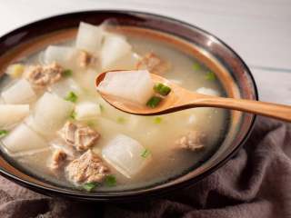 12、牛腩白萝卜煲汤,我不是很喜欢使用高压锅，虽然很短时间就可以完成，但是汤不如小火慢煲出来的鲜美。