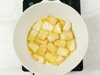 4、木耳炒豆腐,炸至表皮变色